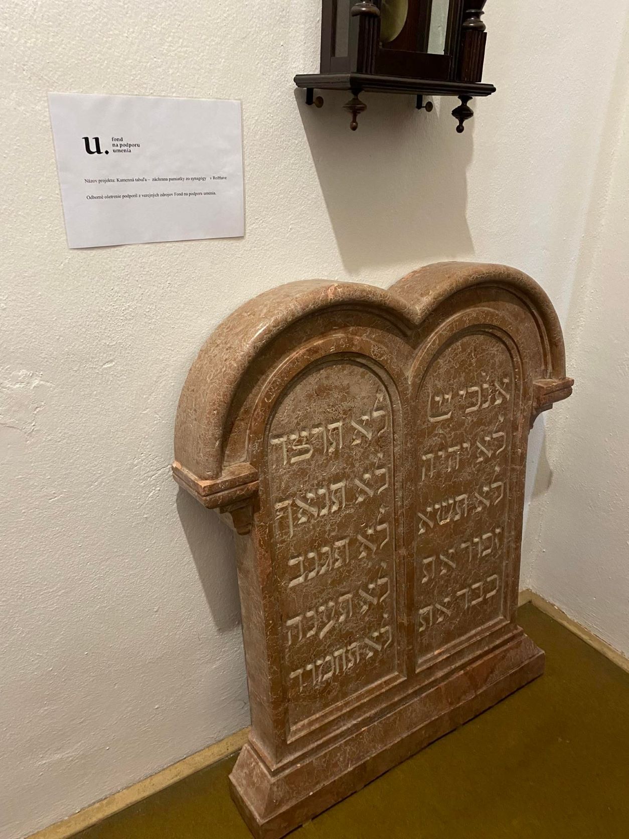 Kamenná tabuľa - Kniha Mojžišova umiestnená v historickej expozícii. Foto Sylvia Holečková.jpg