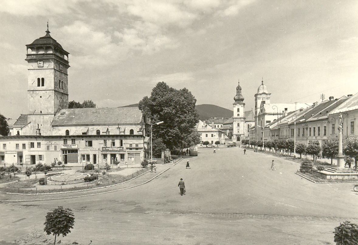 01 Mestsk vea s krmikmi v strede nmestia 1967